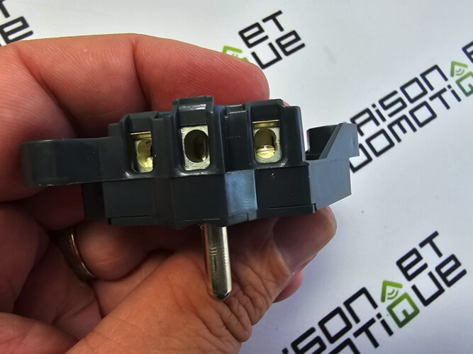 Wir haben die Legrand Green'up-Steckdose installiert: das Geheimnis, wie Sie Ihr kleines Elektroauto doppelt so schnell aufladen können! 7 prise legrand greenup 16